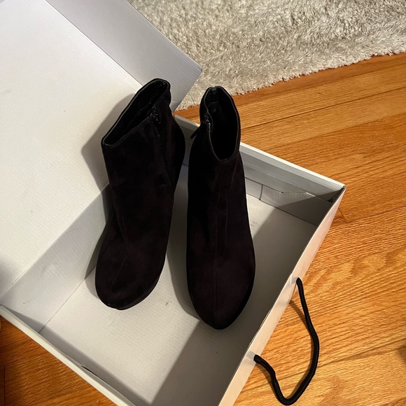 Nine West black suede platform side zip bootie. - Picture 4 of 4